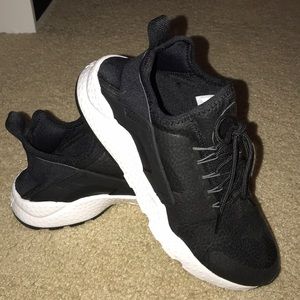 Black Leather Nike Huarache (7.5)